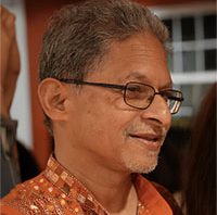Man looking to the right with glasses