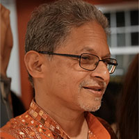 Man looking to the right with glasses